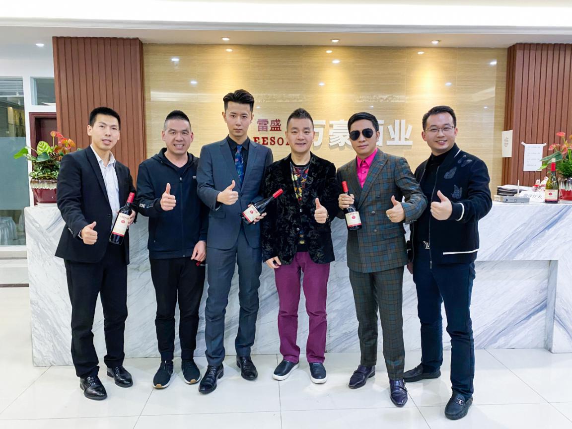 全球超模大赛主席到访小黄鸭下载红酒洽谈深度合作(图1)